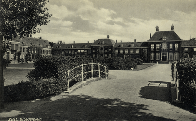 15973 Gezicht op de toegangsbrug naar het Broederplein met plantsoen te Zeist uit het noordwesten; met op de ...